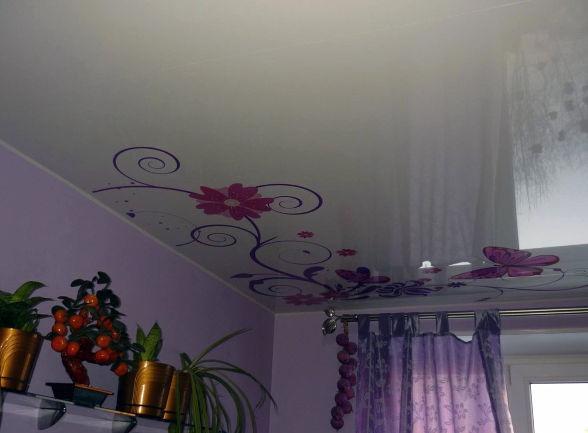 Дерево на стене