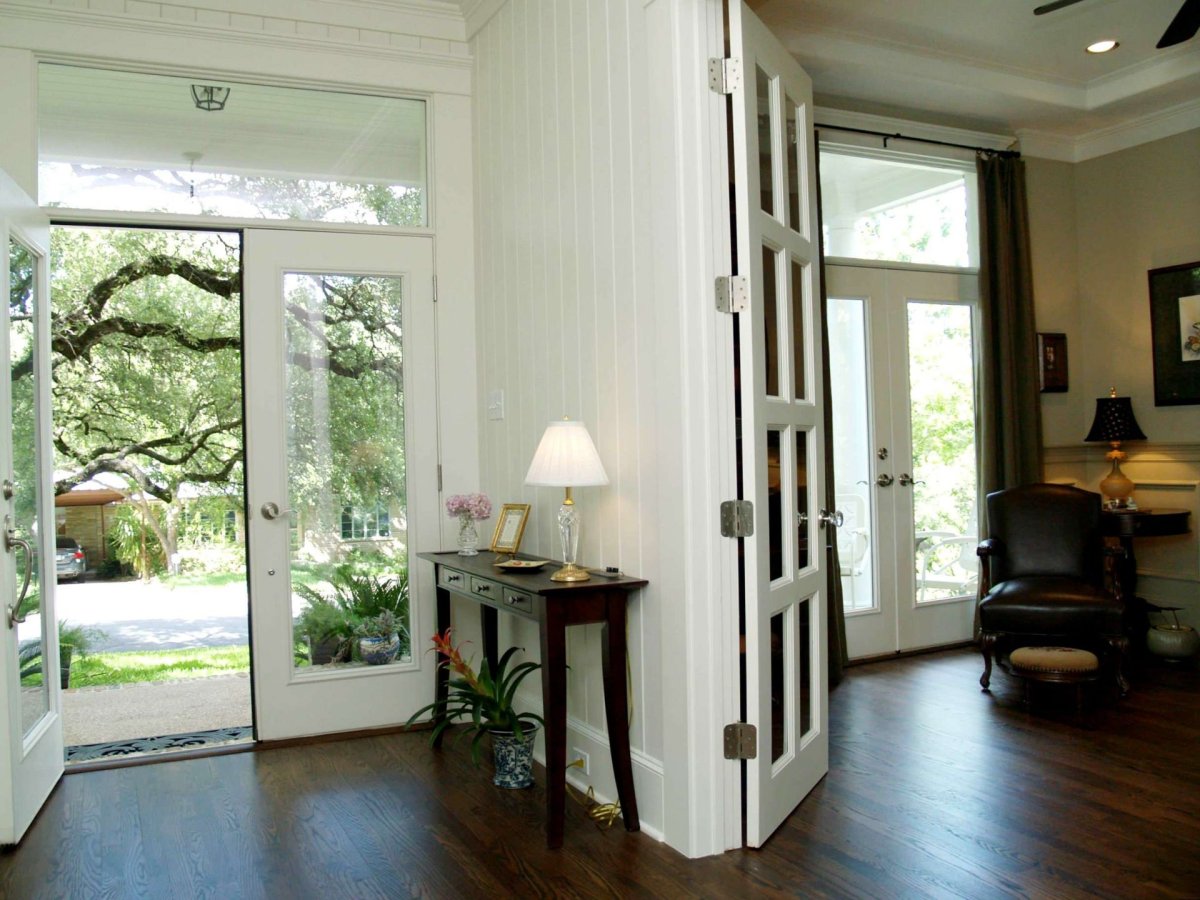 Коридор переходящий в гостиную