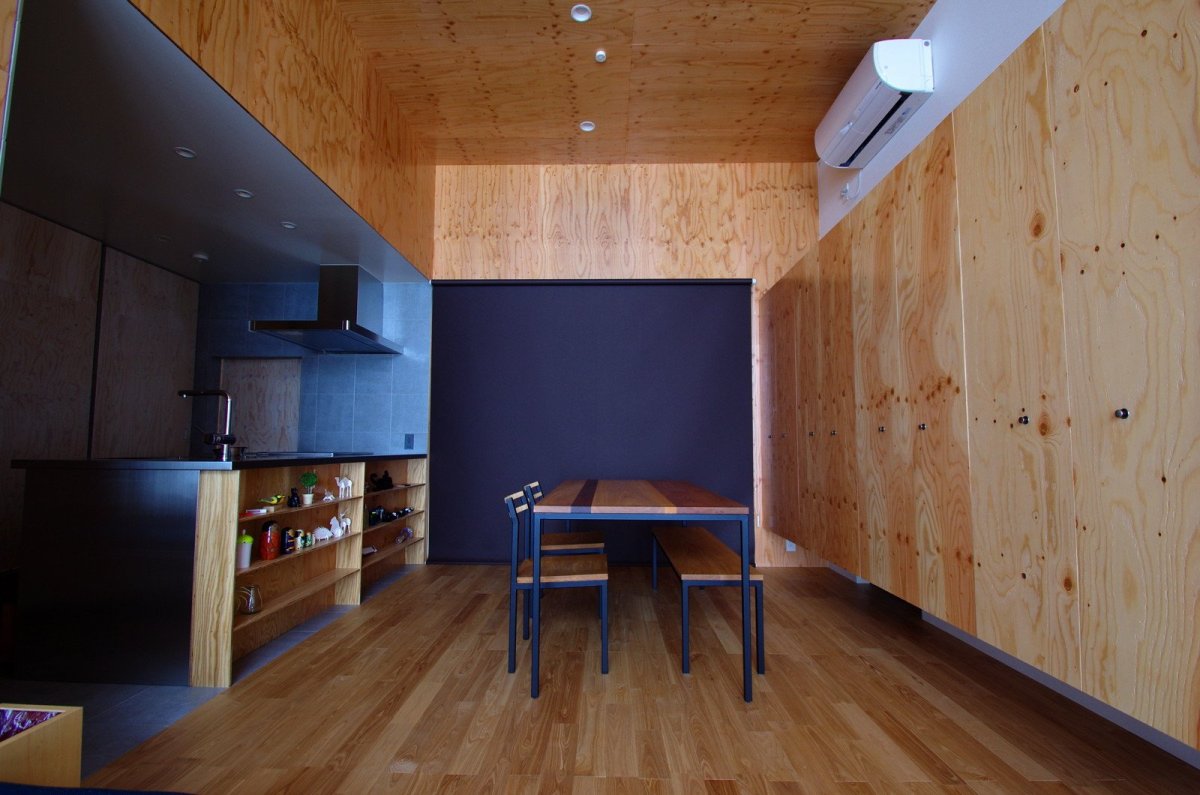 Черный потолок из фанеры