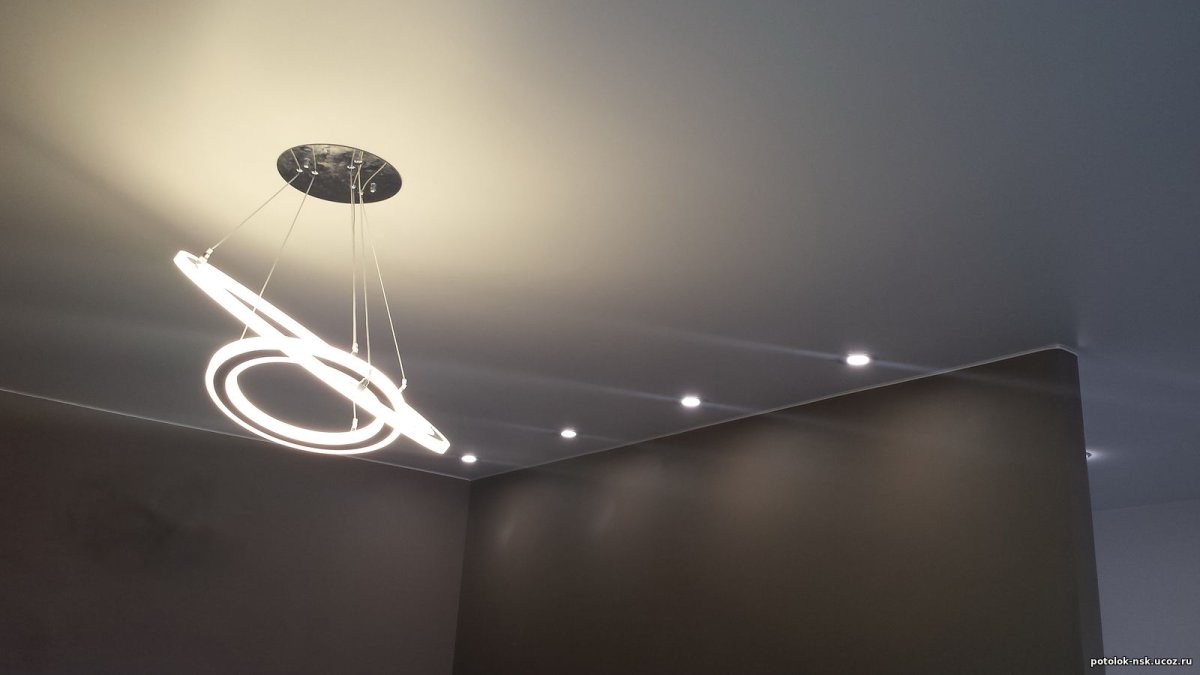 Матовый потолок с точечными светильниками