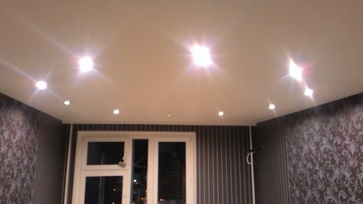 Натяжной потолок светильники по кругу