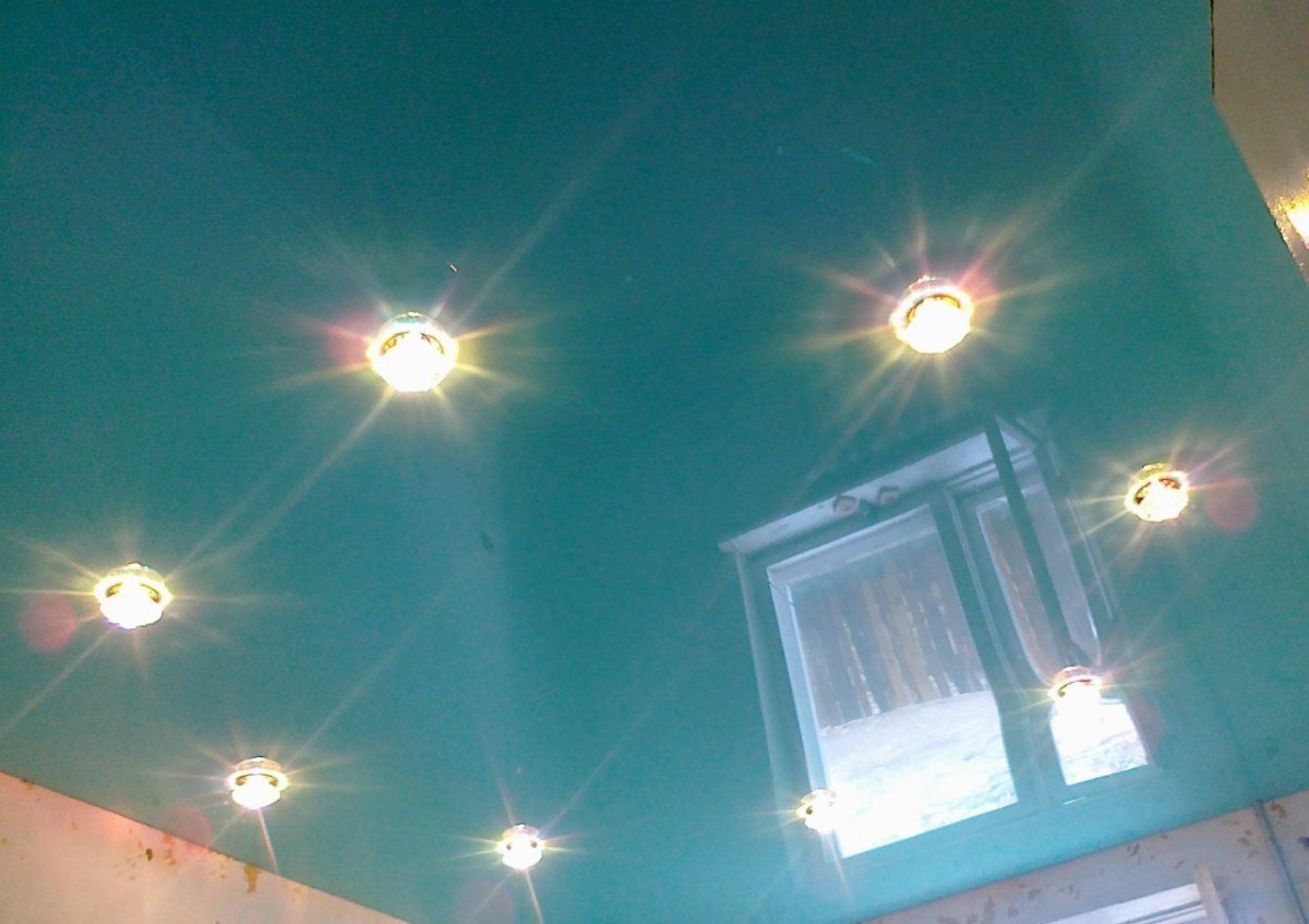 Натяжной потолок с софитами в зал