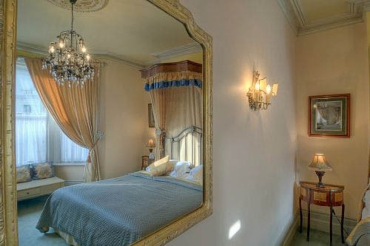 Отражение в зеркале спальни