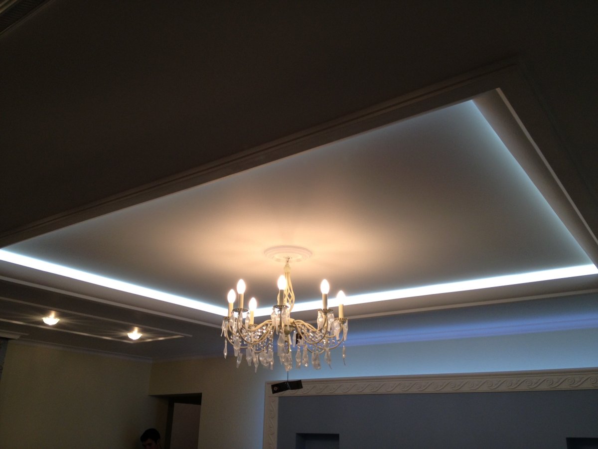 Потолки дома с подсветкой