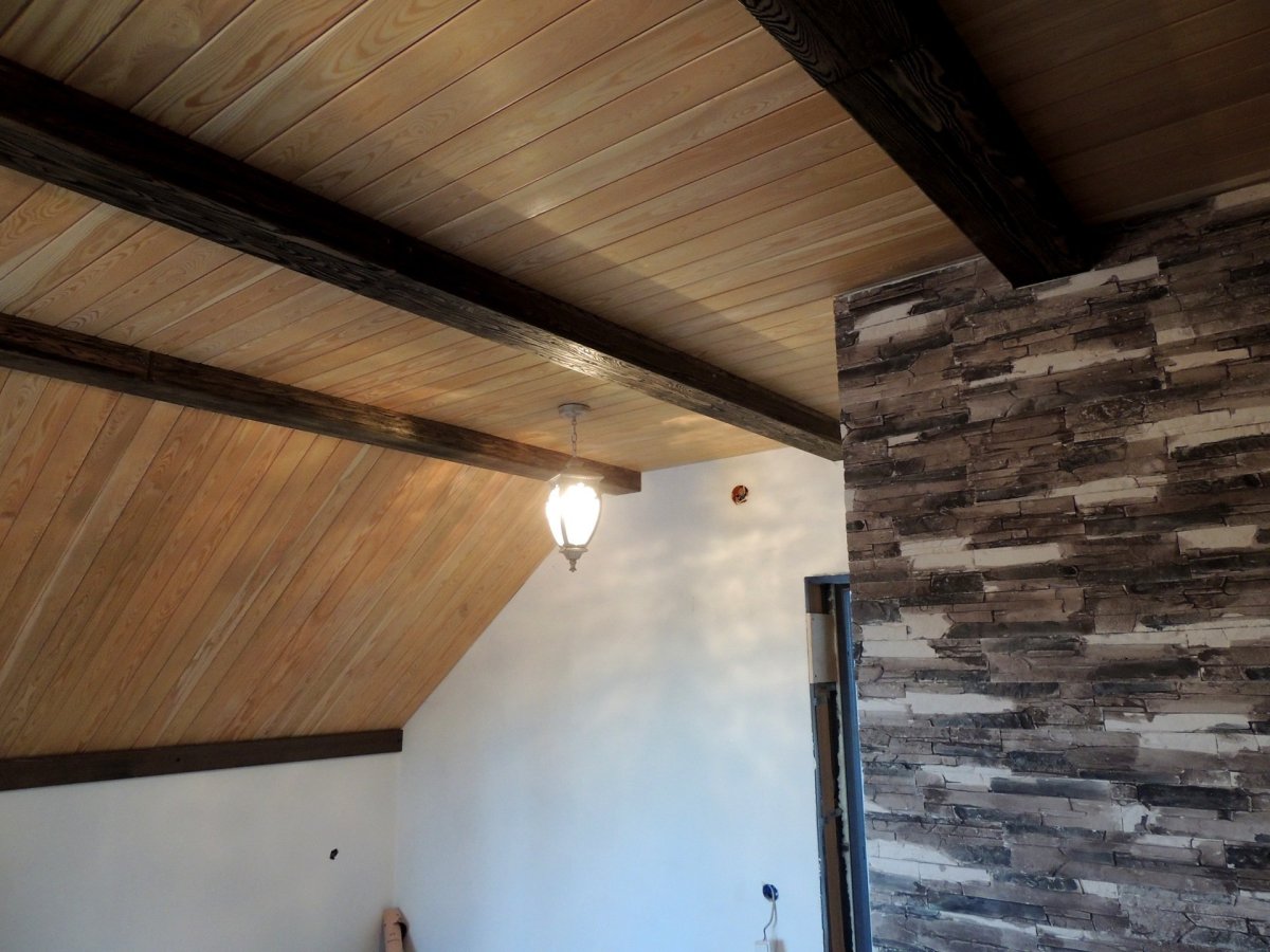 Отделка потолка доской