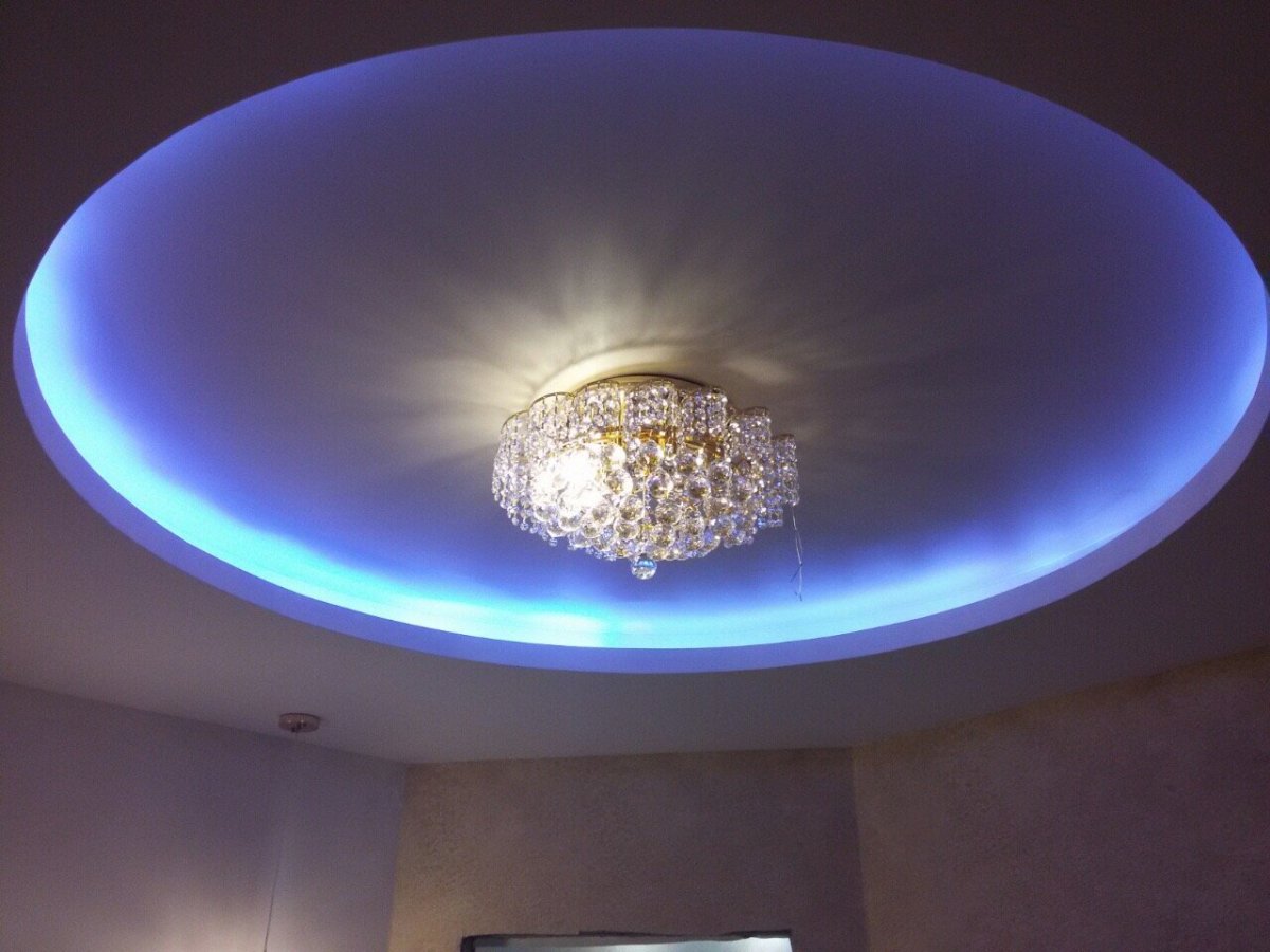 Бежевый вытяжной потолок