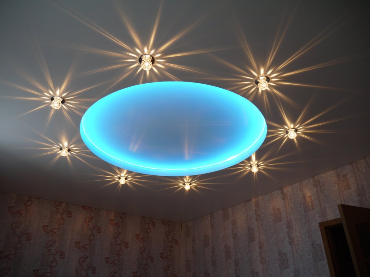 Многоуровневые натяжные потолки с подсветкой