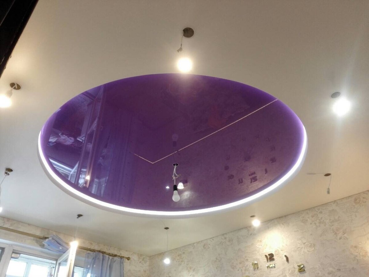 Овальный натяжной потолок в гостиной