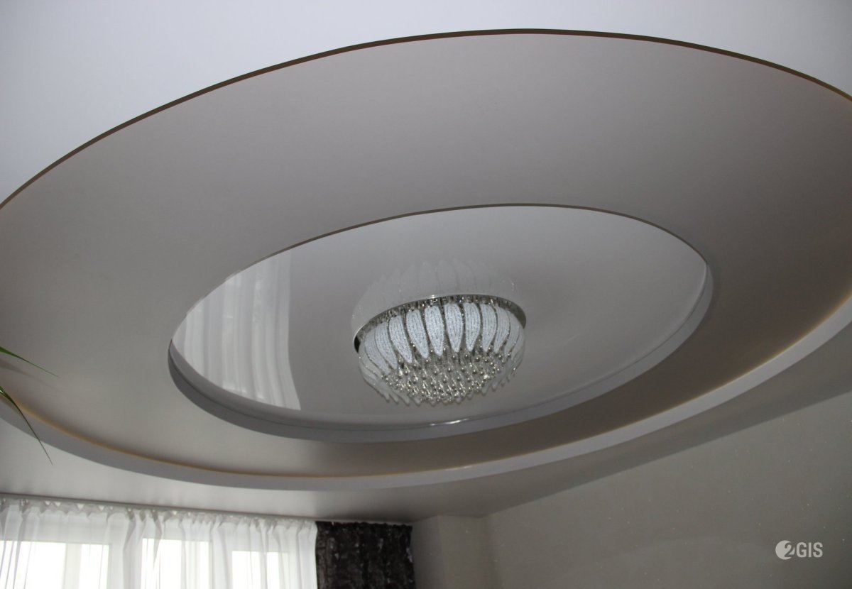 Серый глянцевый натяжной потолок