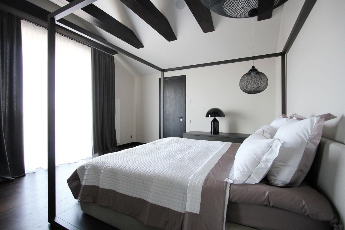 Чёрный потолок в интерьере