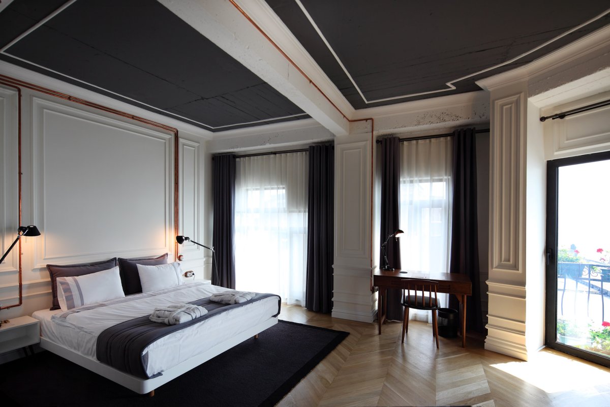 Черный потолок