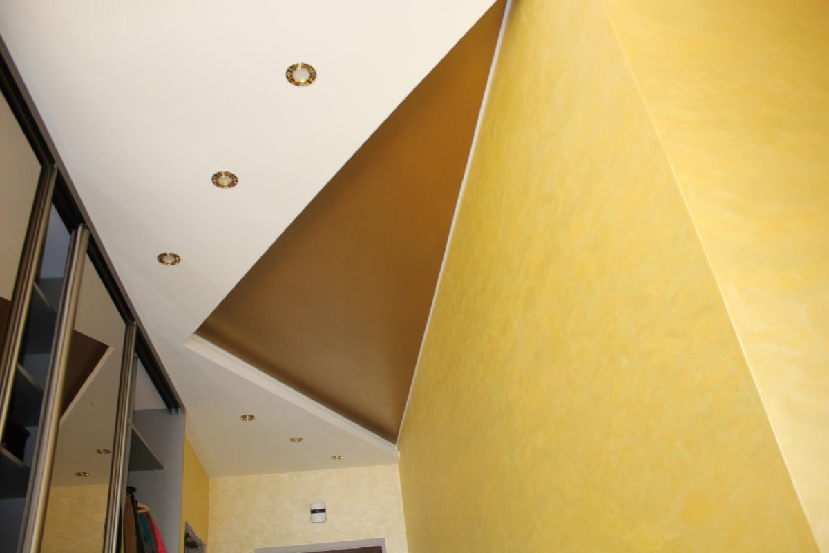 Декор потолка в гостиной