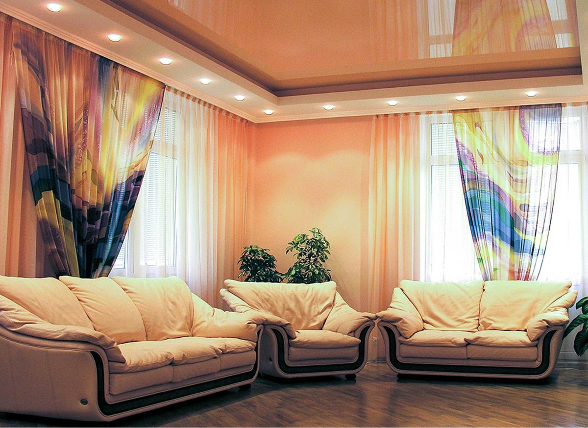 Натяжные потолки черно-золотые