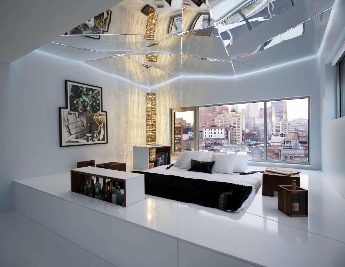 Зеркальный потолок в интерьере