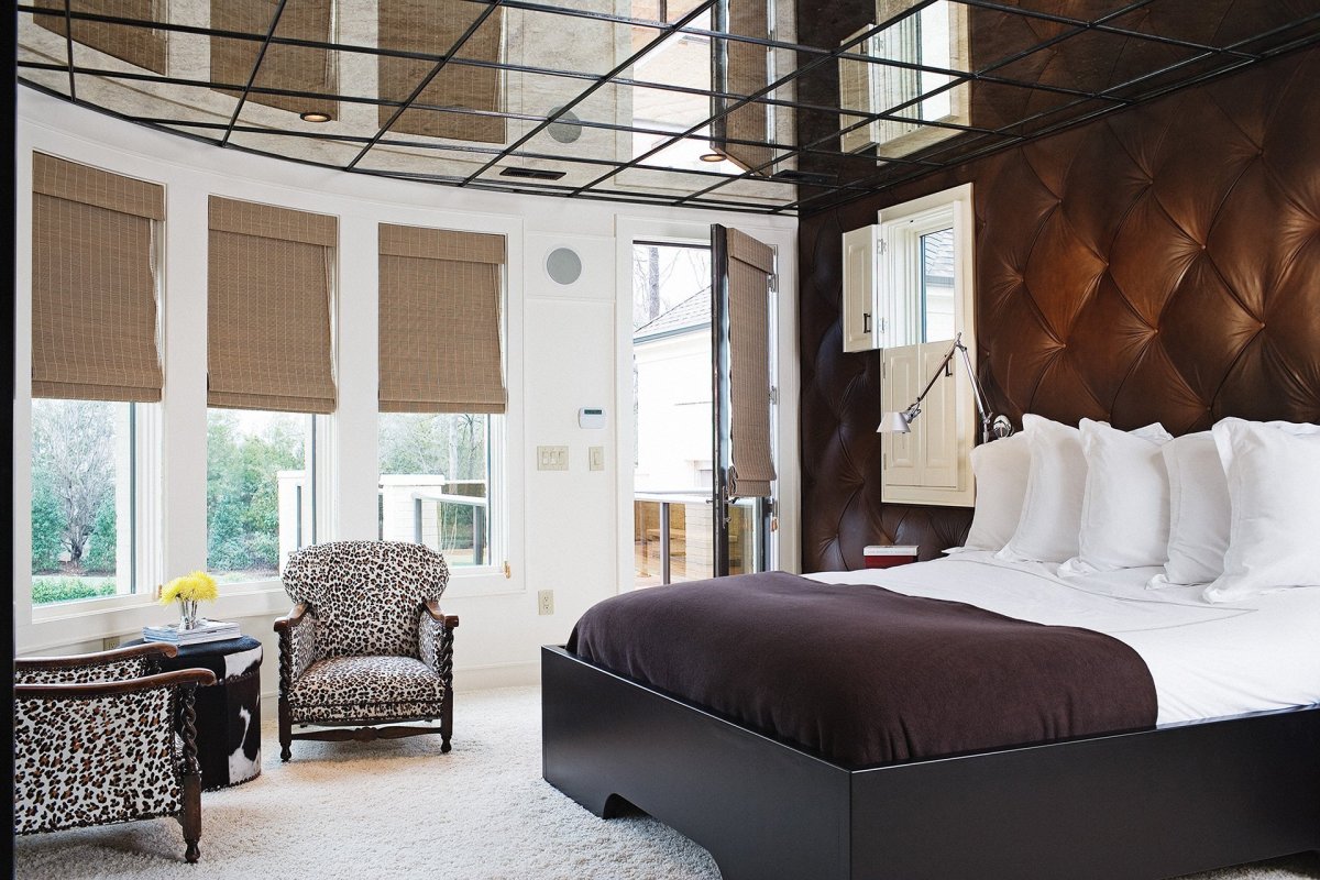 Зеркало на потолке в спальне