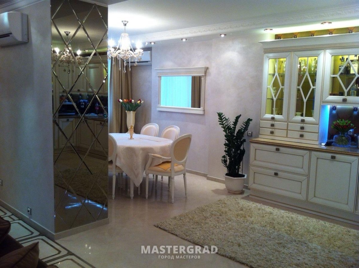 Зеркало в кухне гостиной