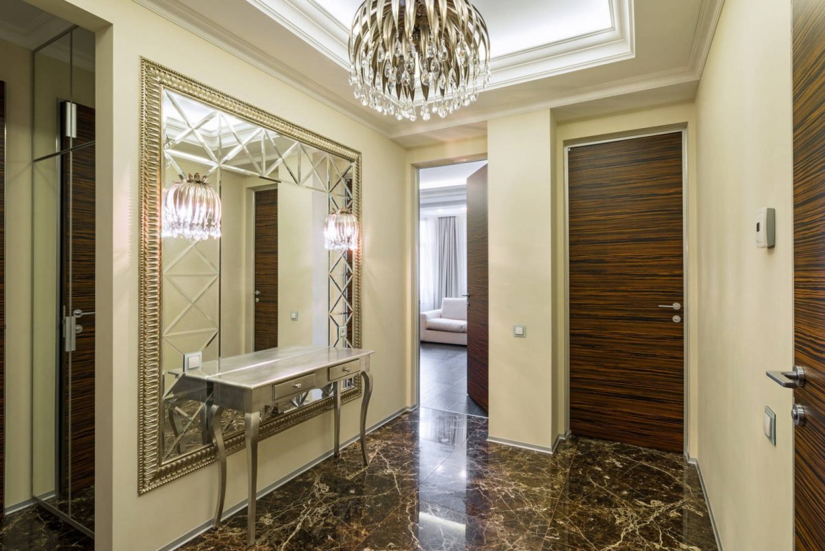 Зеркало в белой раме в прихожую