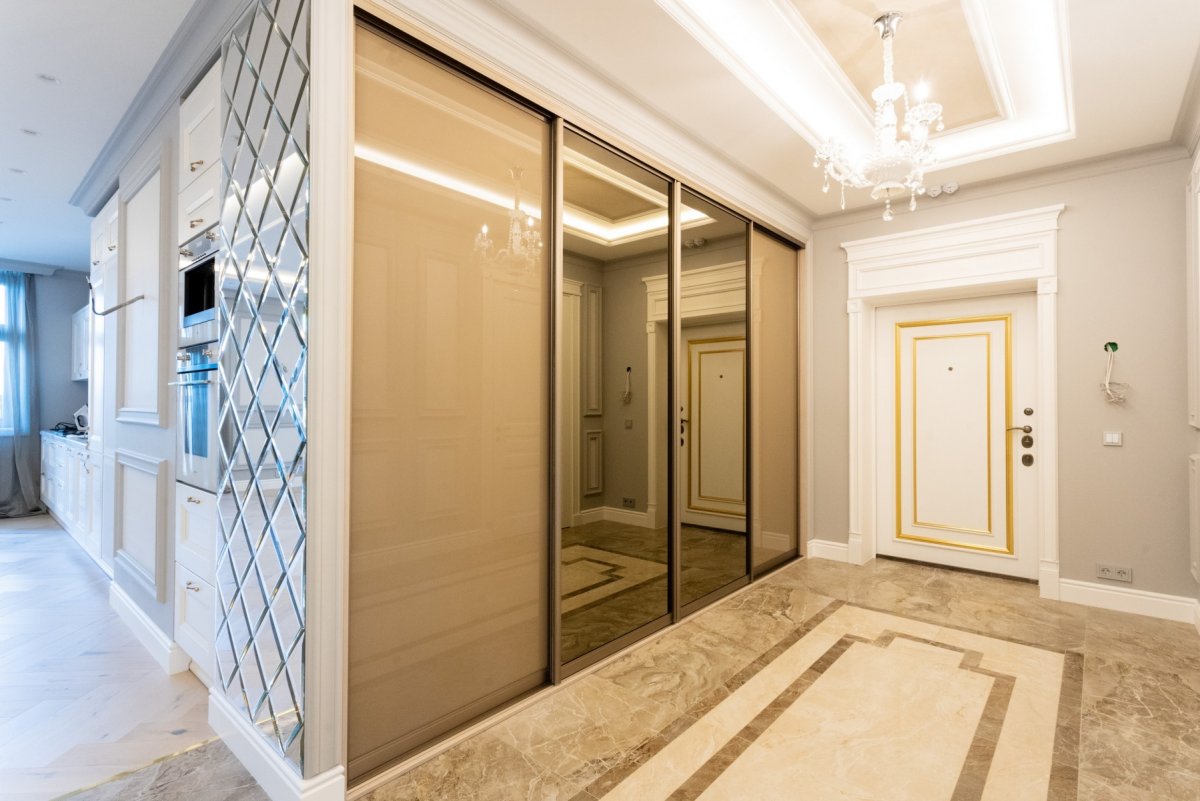 Стильные зеркала в прихожую