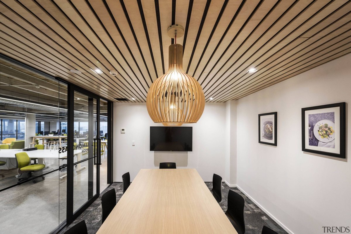 Кубообразный потолок в гостиной