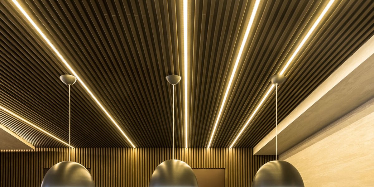 Кубообразный реечный потолок в офисе