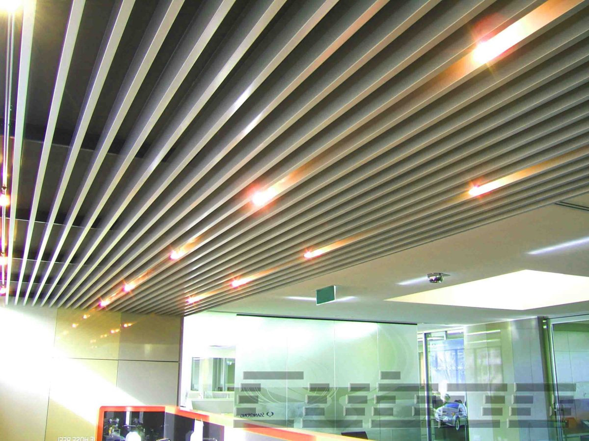 Кубообразный реечный потолок черный