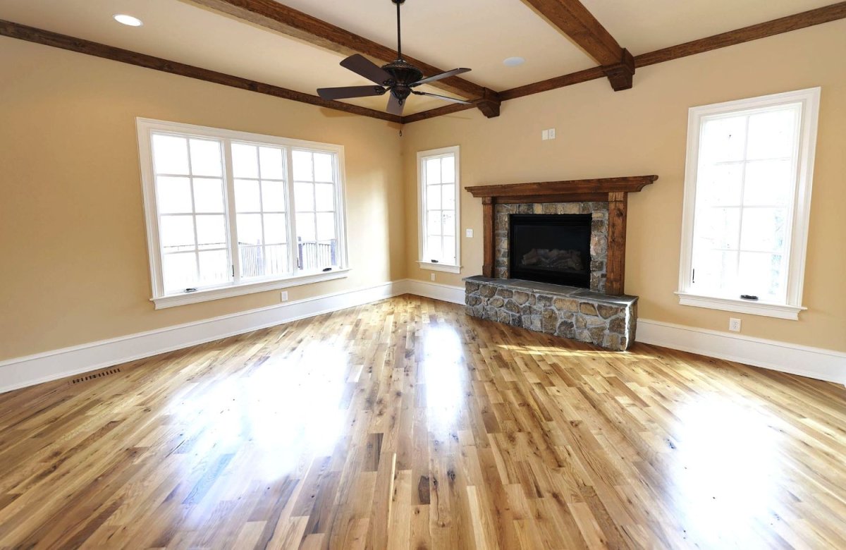 Пдинтус в деревянном дома