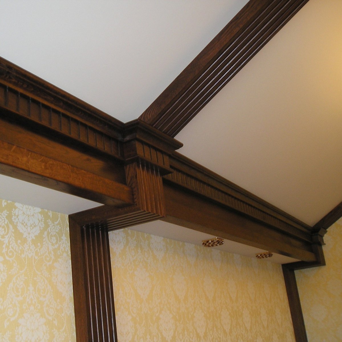 Плинтус потолочный деревянный