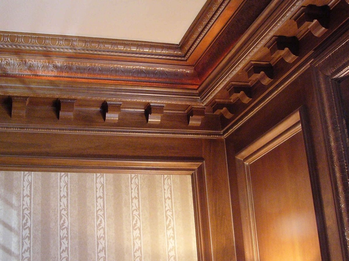 Потолочный плинтус из дерева