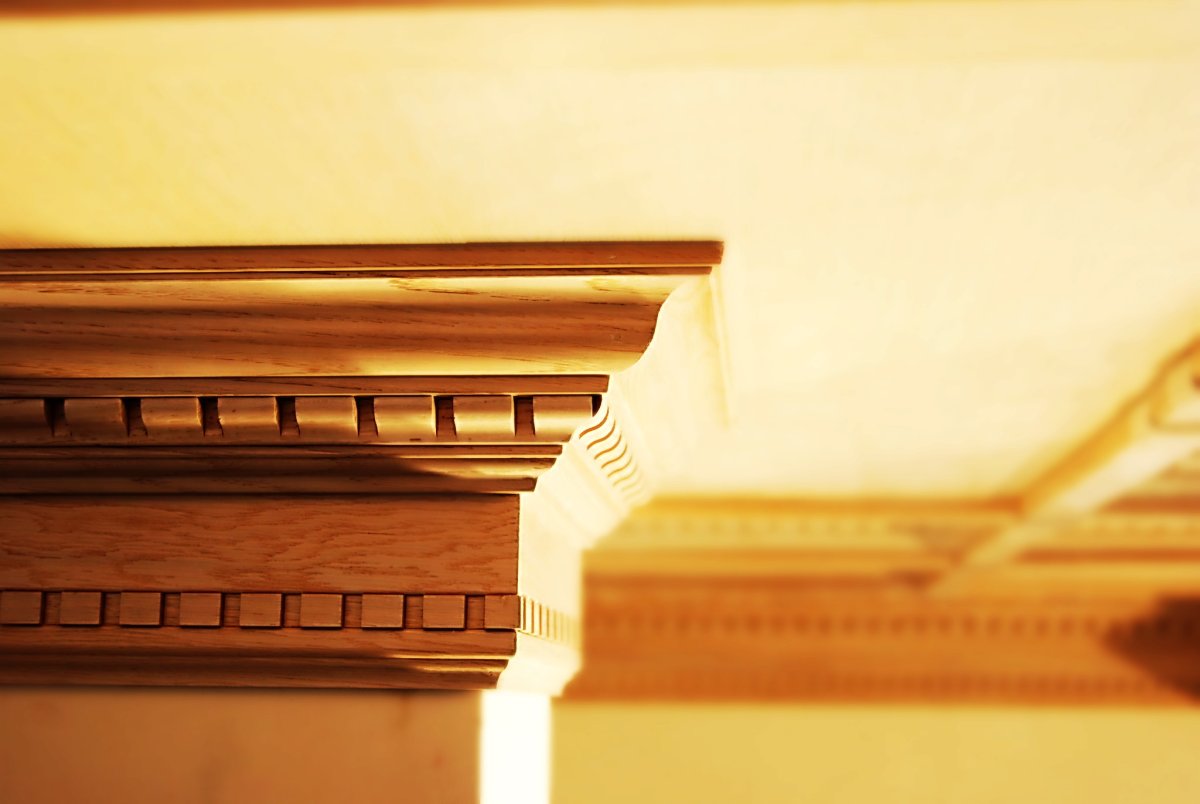 Потолочный плинтус из дерева
