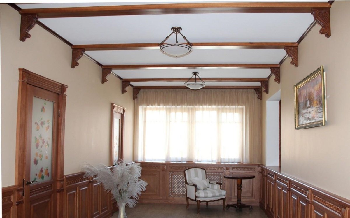 Широкий потолочный плинтус в интерьере