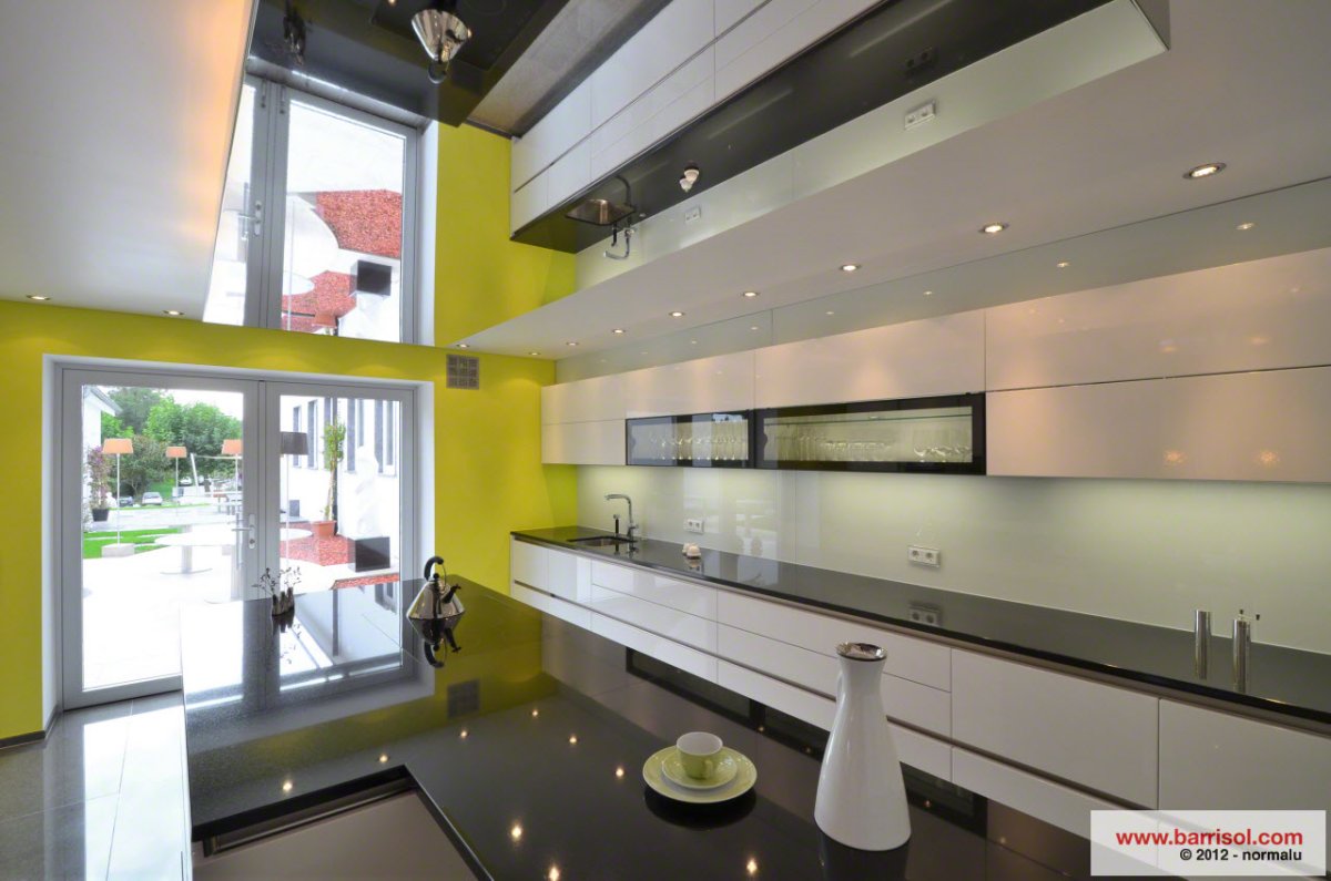 Зеркальная плитка на стену в совмещённой гостиной с кухней