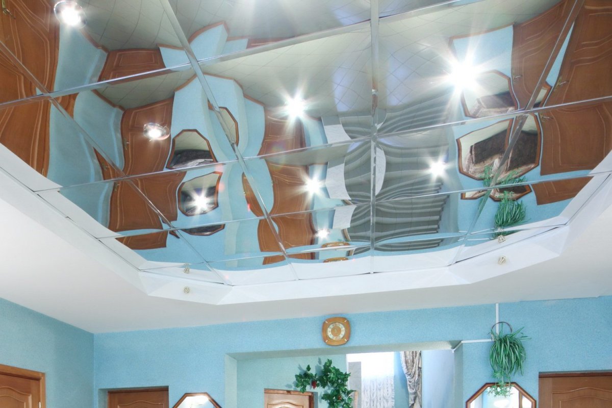 Зеркальный потолок в коридоре