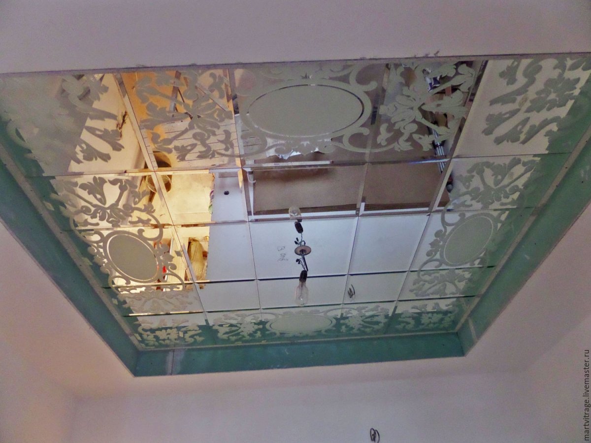 Подвесной потолок зеркальный