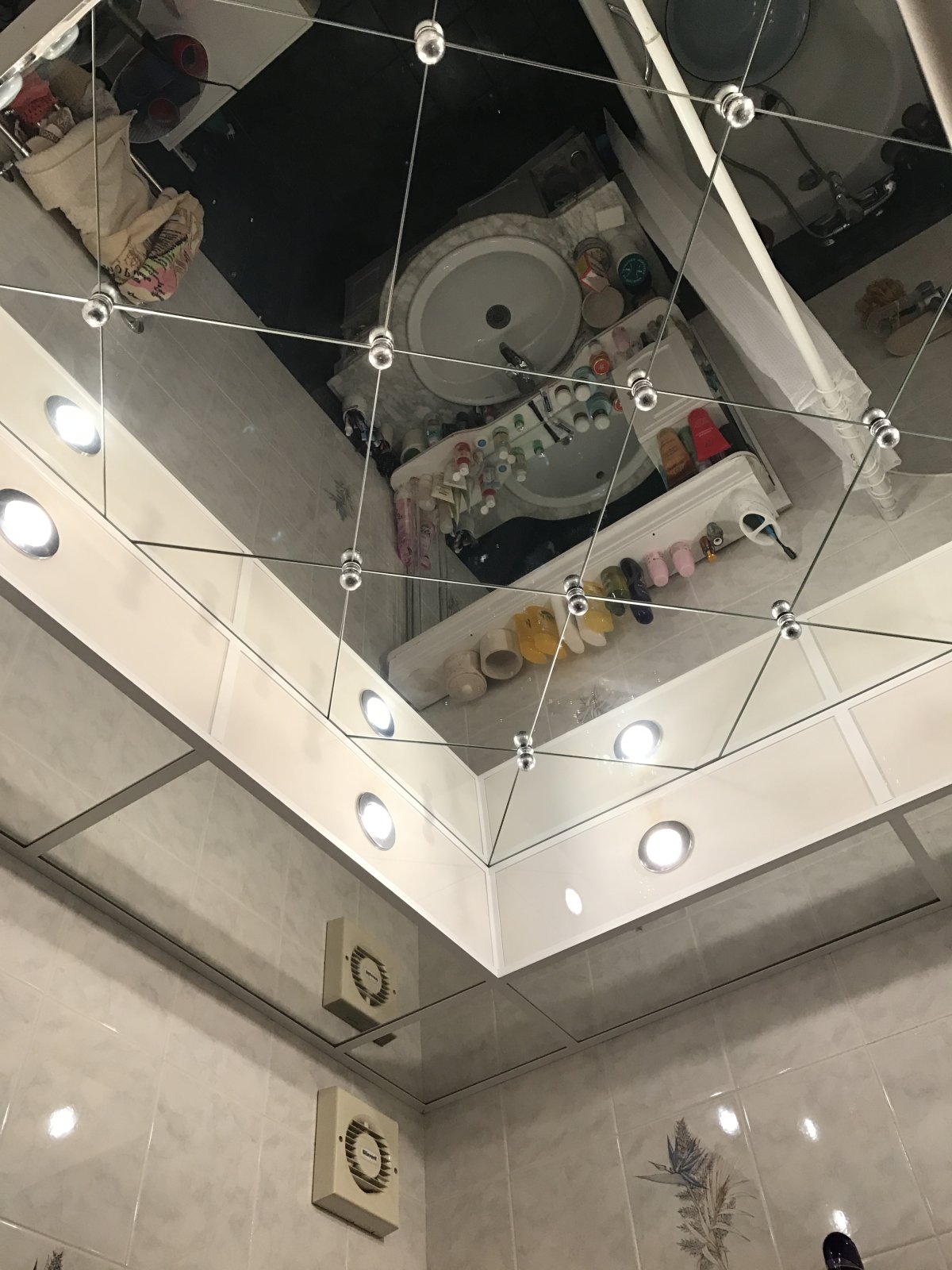 Зеркальный потолок в гостиной