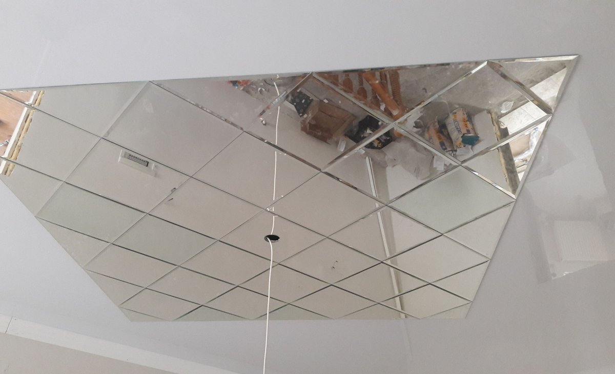 Зеркальный потолок в коридоре