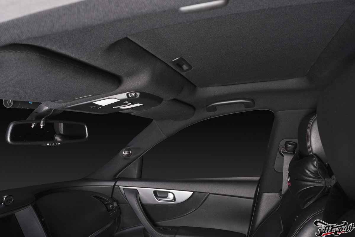 Черный потолок Infiniti qx70