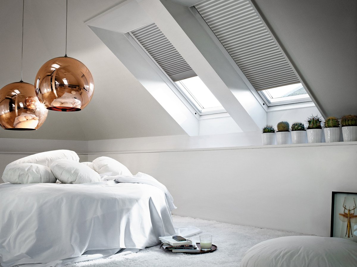 Люстра на мансардном потолке