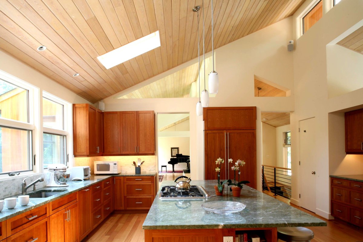 Потолок в деревянном доме