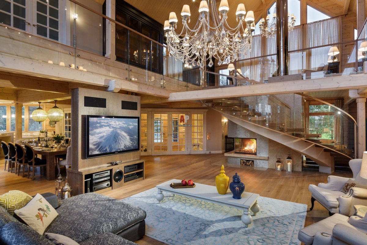 Гостиная с высоким потолком