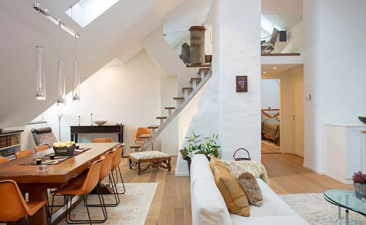 Интерьер с высокими потолками