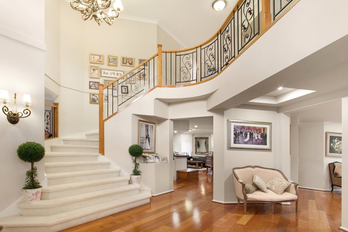 Небольшая гостиная с высоким потолком