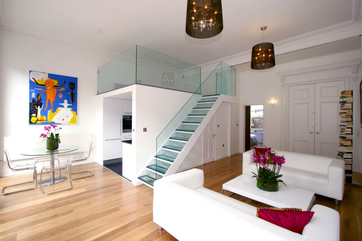 Гостиная с высоким потолком