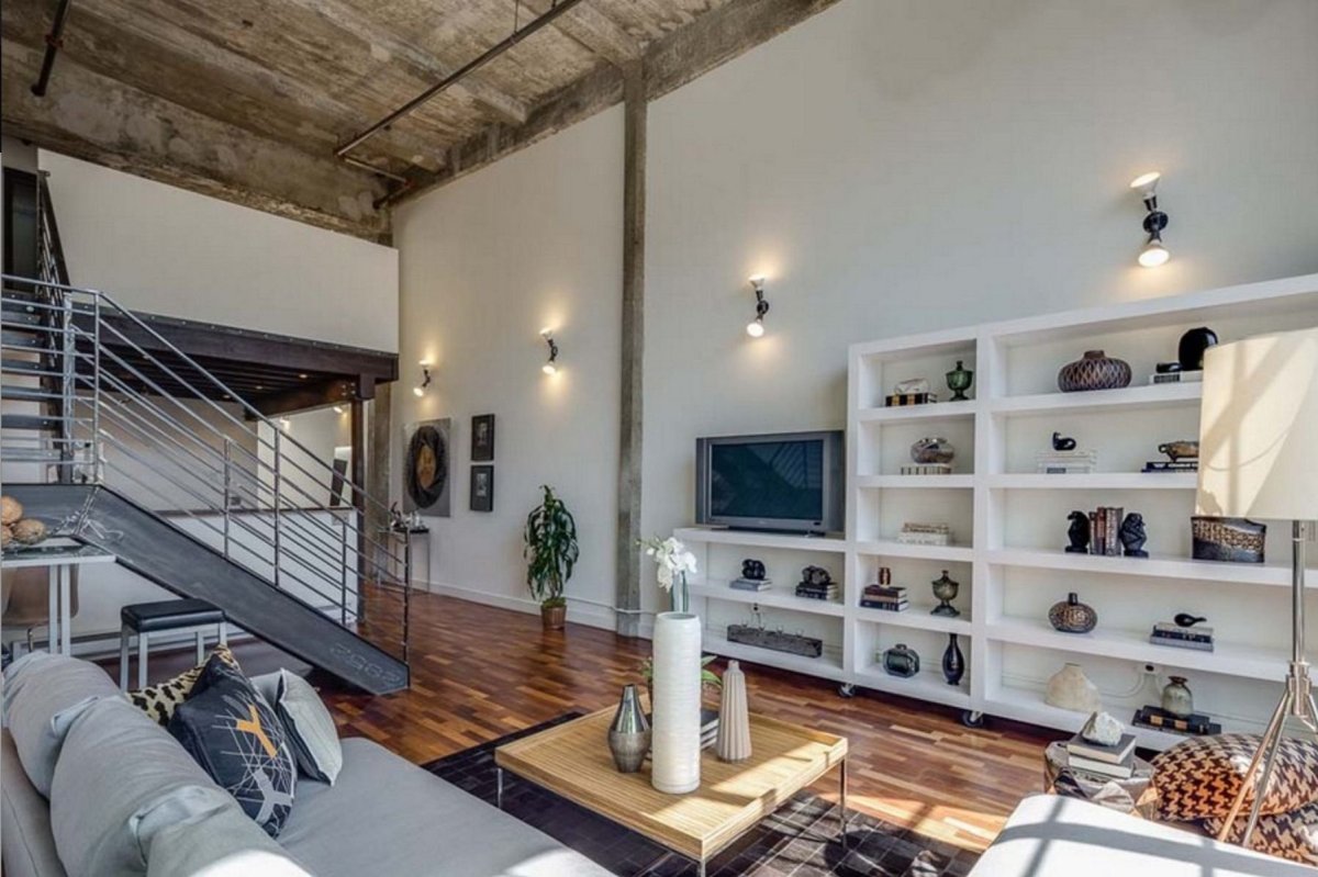 Гостиная в доме со вторым светом