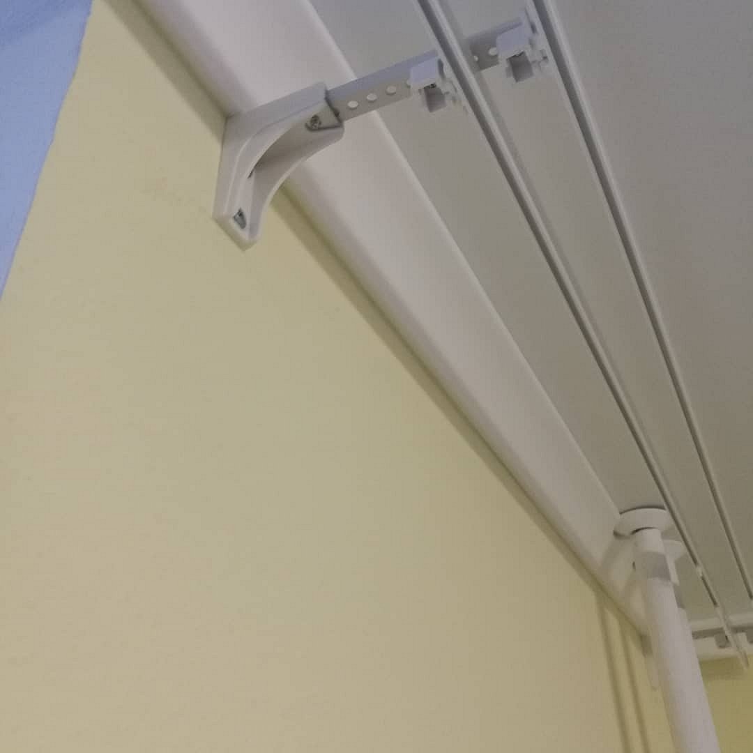 крепление потолочного карниза к стене на кронштейны при натяжном потолке