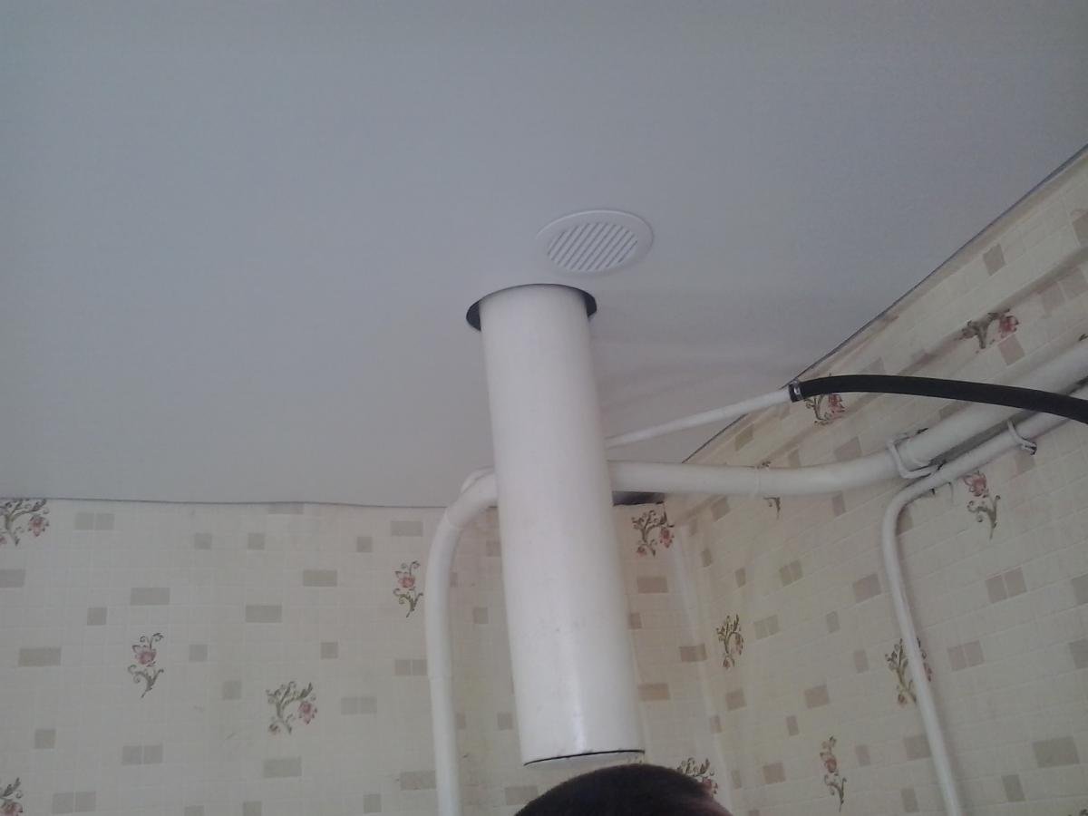 Натяжной потолок на кухне с вытяжкой на потолке