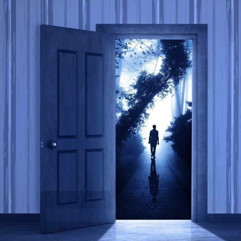 Открыть дверь видное. Открытая дверь. Дверь открывается. Приоткрытые двери. Приоткрытая дверь в дом.