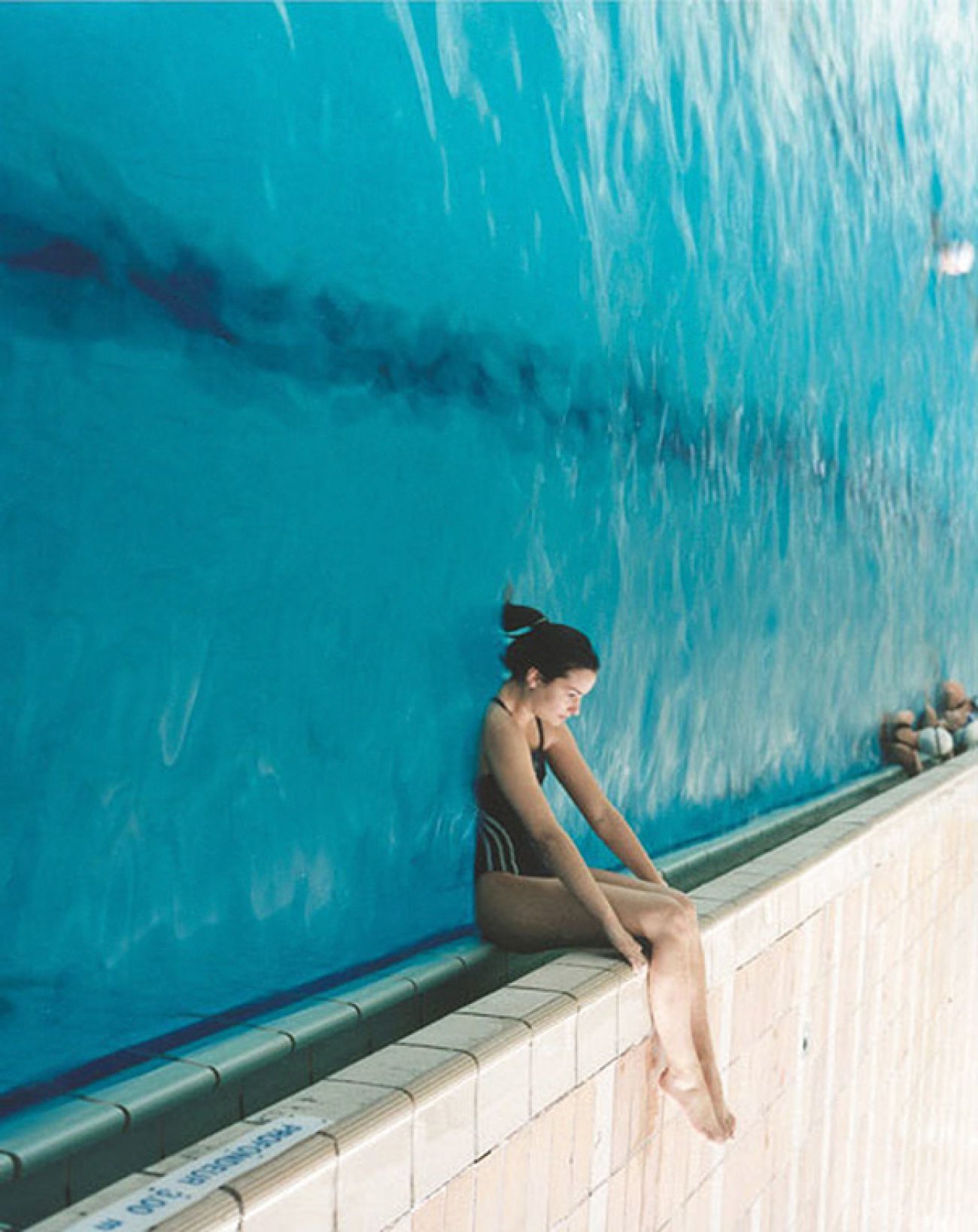 Удовлетворение водой. Необычная фотосессия в бассейне. Фотосет в бассейне. Девушки в баскине. Фотосессия у бассейна идеи.