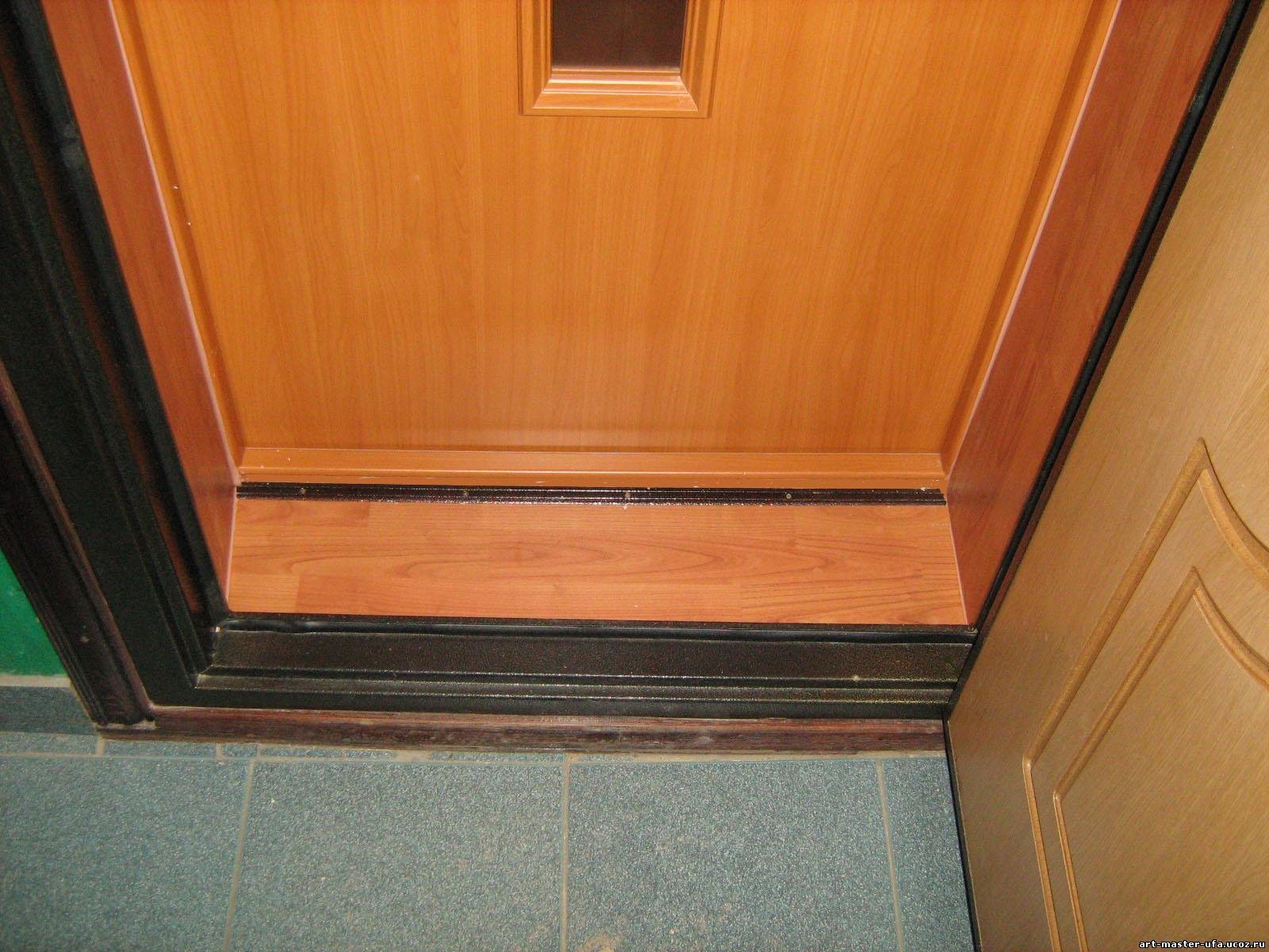 Чем можно заделать дверь. Добор дверной входной 400мм. Порог для входной двери. Откос двери. Порожек для входной двери.