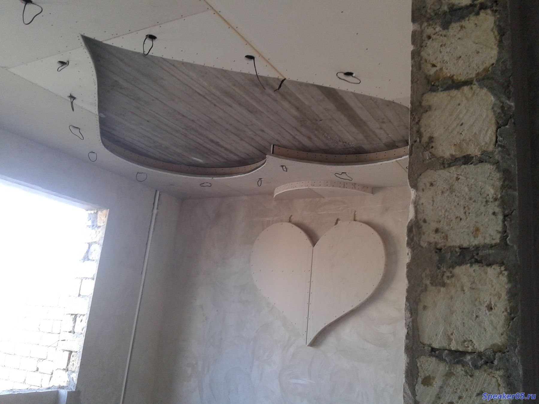 Парни из камня ремонт потолка гипсокартона