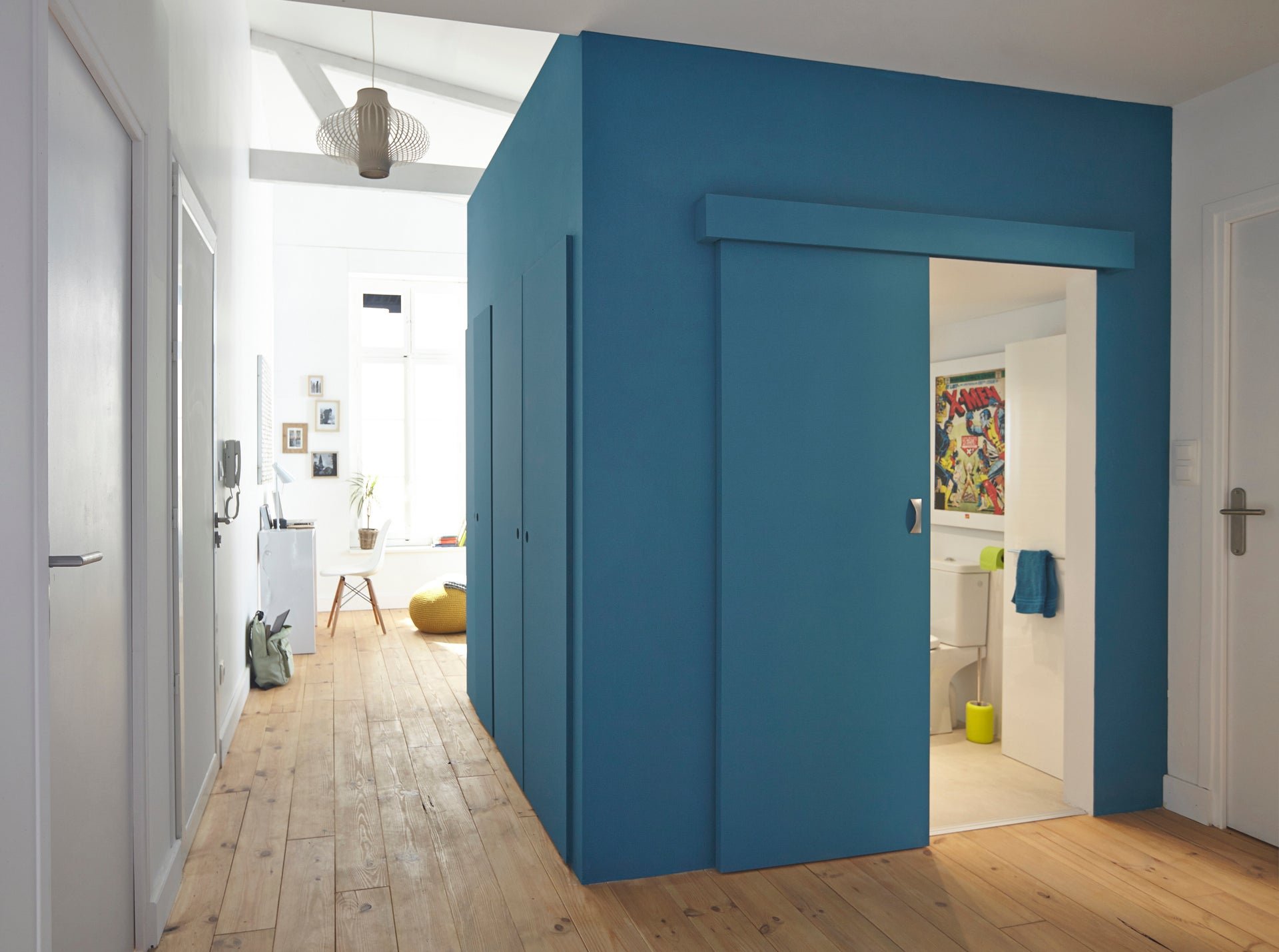 Скрытые двери в квартире. Цветные двери в интерьере. Двери в цвет стен. Разноцветные двери в интерьере. Потайные двери в интерьере.